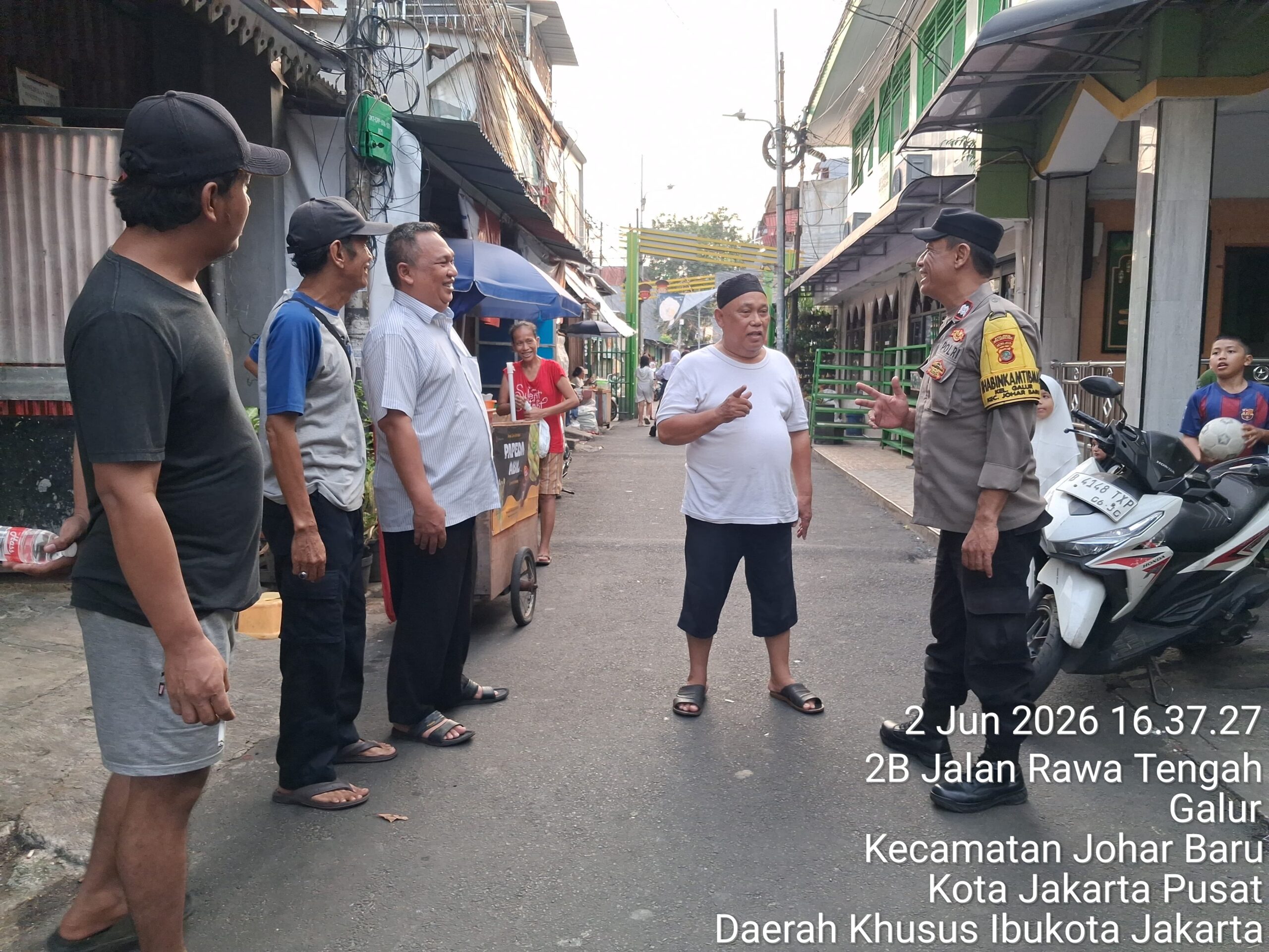 Patroli dan Sambang Warga, Bhabinkamtibmas Galur Perkuat Sinergi Kamtibmas dengan Tokoh Masyarakat