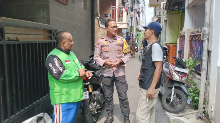 Polisi Menyapa Warga dari Pintu ke Pintu, Perkuat Benteng Kamtibmas di Kampung Rawa
