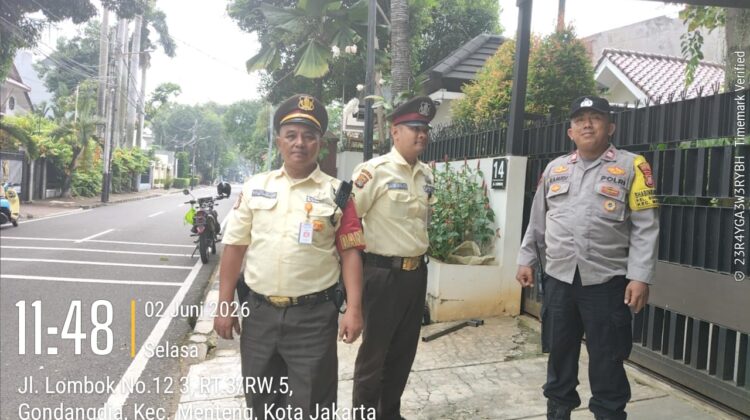 Patroli Dialogis di Jalan Lombok, Bhabinkamtibmas Gondangdia Ajak Warga Perkuat Keamanan Lingkungan