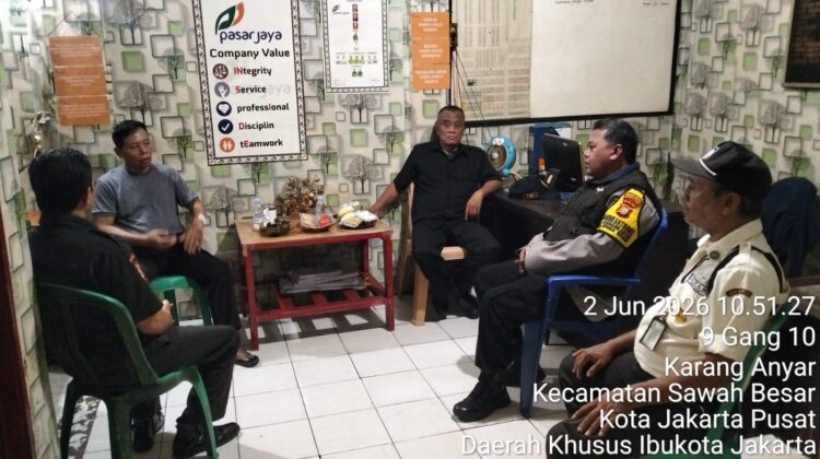 Pantau Aktifitas Ekonomi Warga Bhabinkamtibmas Karang Anyar Lakukan Konsultasi Kamtibmas kepada Pengelola Pasar