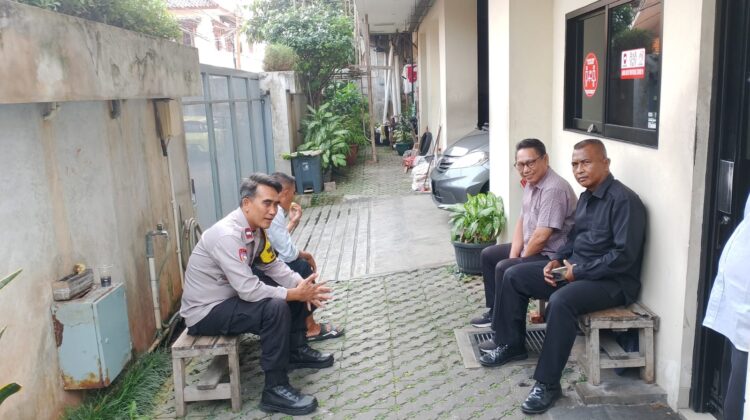 Perkuat Fungsi Pencegahan Di Area Publik” Bhabinkamtibmas Sambangi Rumah Kos Bergabung Ketua RT