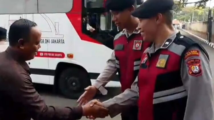 Sambang Dialogis Unit Samapta Dengan Patroli Jalan Kaki, Sambangi Satpam OJK di Sawah Besar