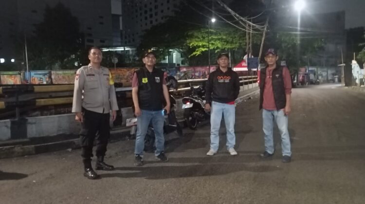 Polsek Senen dan FKDM Patroli Dini Hari di Jembatan Kernolong, Antisipasi Tawuran dan Kejahatan Jalanan