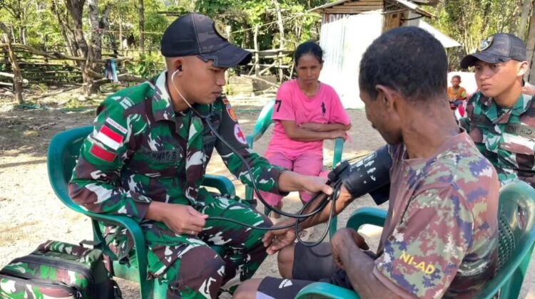 Yonarmed 12 Kostrad Berikan Layanan Kesehatan Gratis Bagi Masyarakat Perbatasan