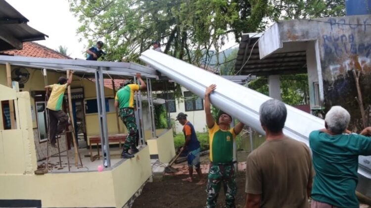 Yonif 323 Kostrad Dan Warga Gotong Royong Rehabilitasi Musala Di Kota Banjar