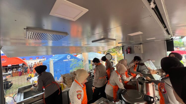 Ditpamobvit Polda Metro Bagikan 500 Boks Makanan untuk Korban Kebakaran Kemayoran