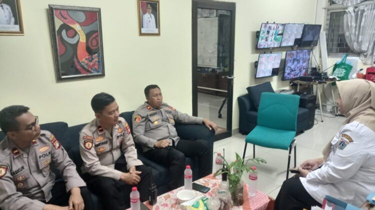 Kapolsek Senen Sambangi SMAN 68 Jakarta, Sampaikan Pesan Kamtibmas dan Cegah Pelajar Terlibat Tawuran hingga Demo