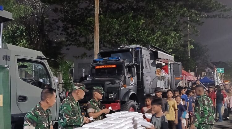 Prajurit Bekangdam Jaya Tak Kenal Lelah Sediakan Makanan bagi Korban Kebakaran Kemayoran