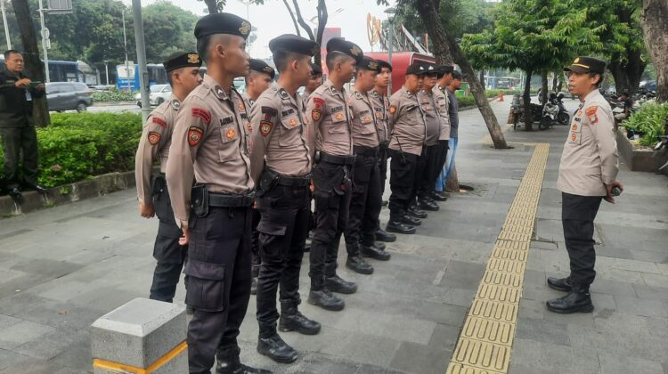 Personel Gabungan Laksanakan Pengamanan Penyampaian Pendapat di Depan Kantor PT Harita Group