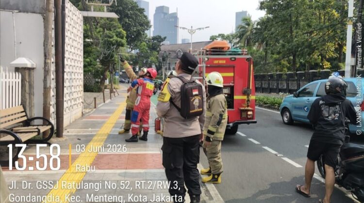 Gerak Cepat Bhabinkamtibmas Gondangdia, Kabel Listrik Terbakar di Jalan Sam Ratulangi Segera Ditangani