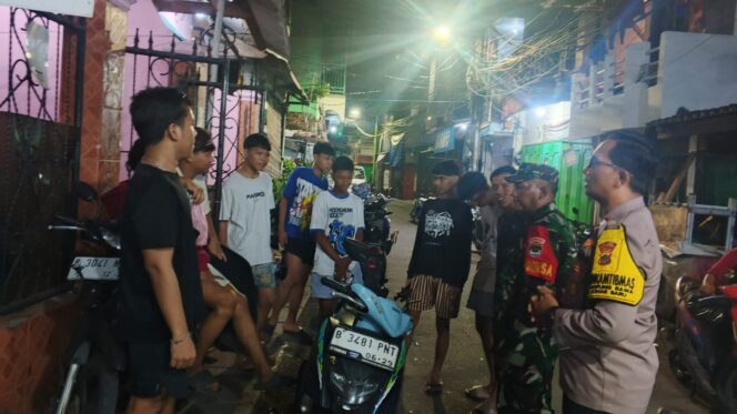 
					Cegah Tawuran Sejak Dini, Polisi dan TNI Sambangi Remaja Kampung Rawa Tengah Malam