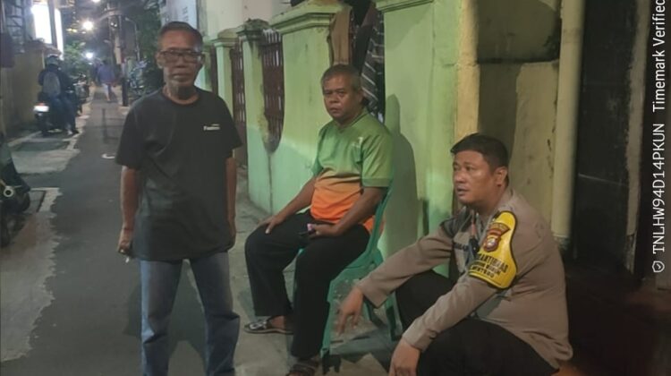 Bhabinkamtibmas Kebon Sirih Sambangi Satkamling RW 08, Ajak Warga Tingkatkan Kewaspadaan dan Cegah Tawuran