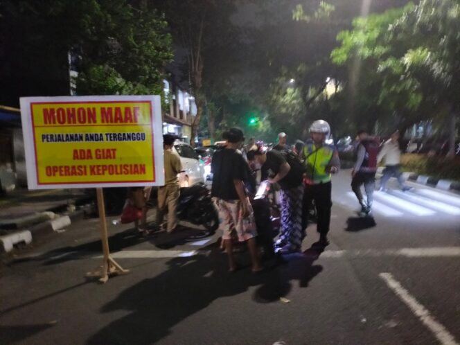 
					Polsek Senen Gelar Operasi Kejahatan Jalanan, Puluhan Pengendara Diberi Teguran Humanis