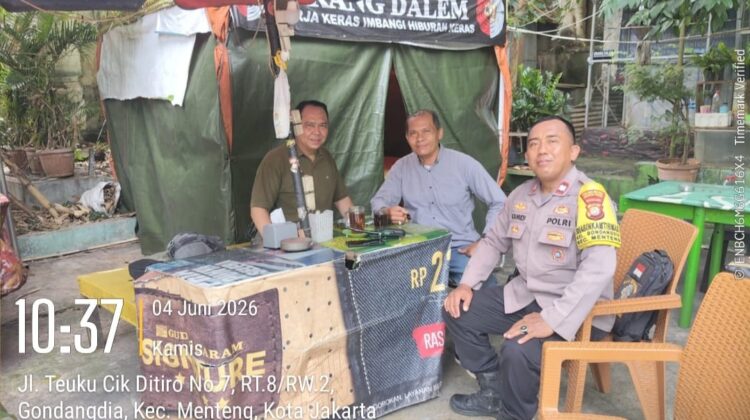 Perkuat Kamtibmas, Bhabinkamtibmas Gondangdia Koordinasi Dengan Ketua RT di Jalan Cik Ditiro