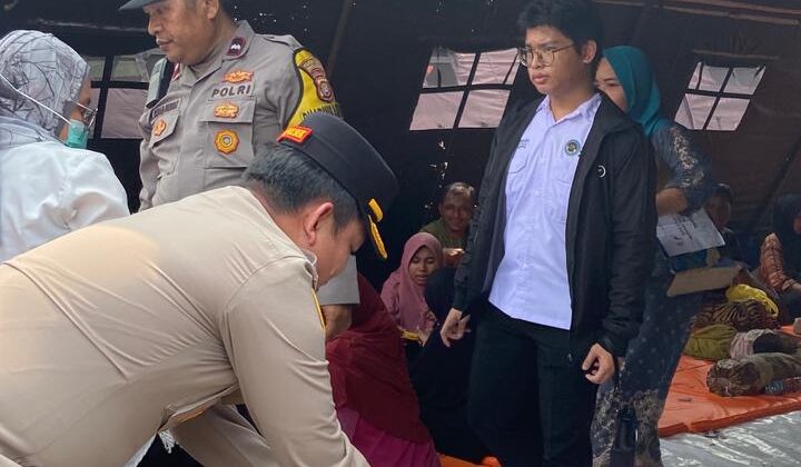 Kapolsek Kemayoran Tebar Kepedulian dengan Bantu Bagikan Makanan dan Buah-Buahan untuk Korban Kebakaran