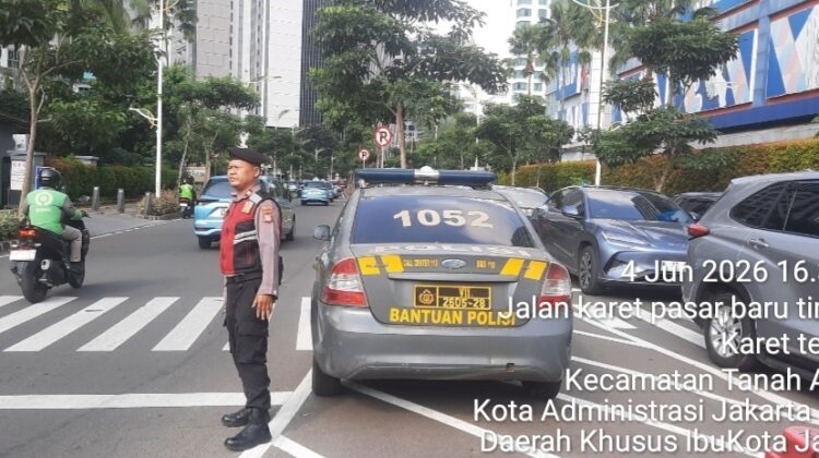 Personel Patko 1052 Jaga Kelancaran Arus Sore di Jalan Karet Pasar Baru Timur V