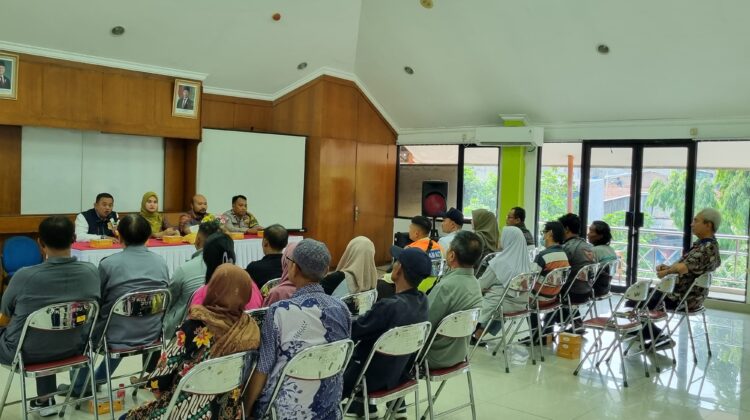 Penjelasan Situasi Kamtibmas Oleh Bhabinkamtibmas Dalam Rapat Pra Penertiban di Gunung Sahari Utara