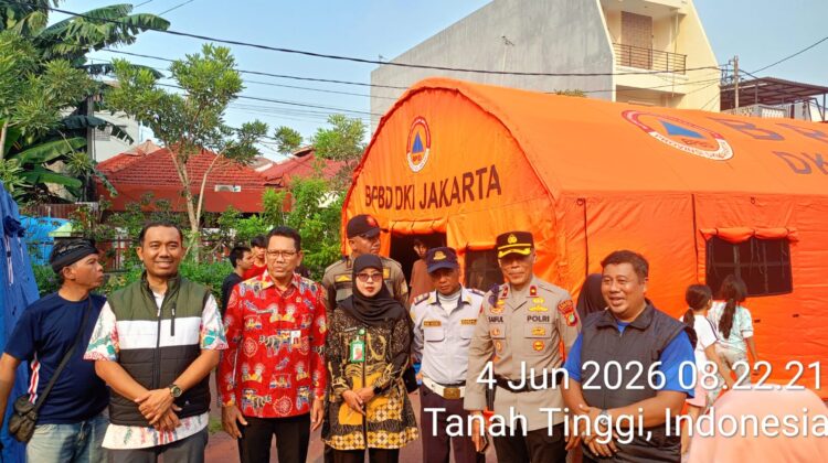 Kapolsek Johar Baru Tinjau Korban Kebakaran, Berikan Semangat dan Pastikan Pengungsian Aman