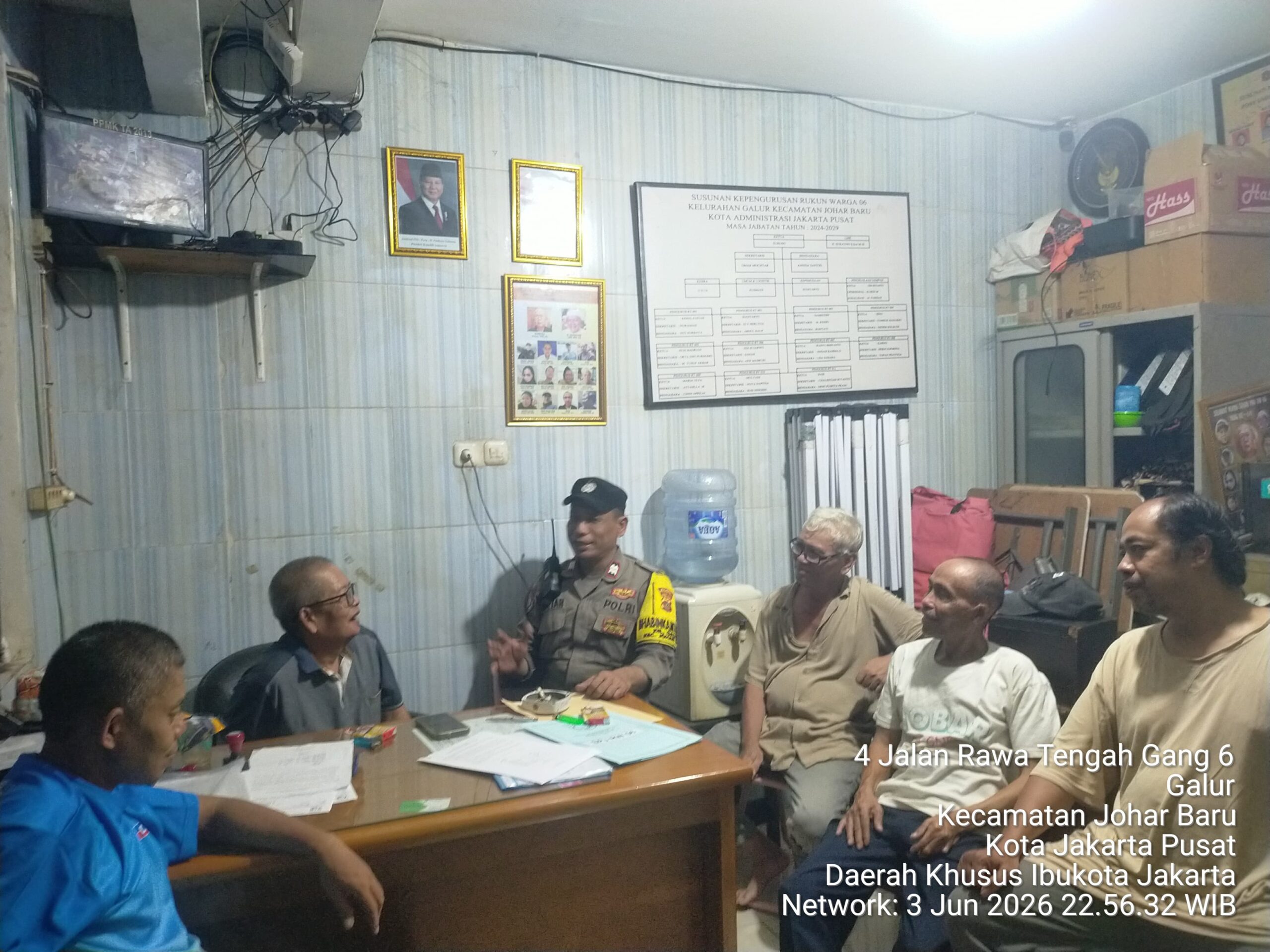 Sambang Pos Kamling RW 06, Bhabinkamtibmas Perkuat Sinergi Warga Jaga Kamtibmas