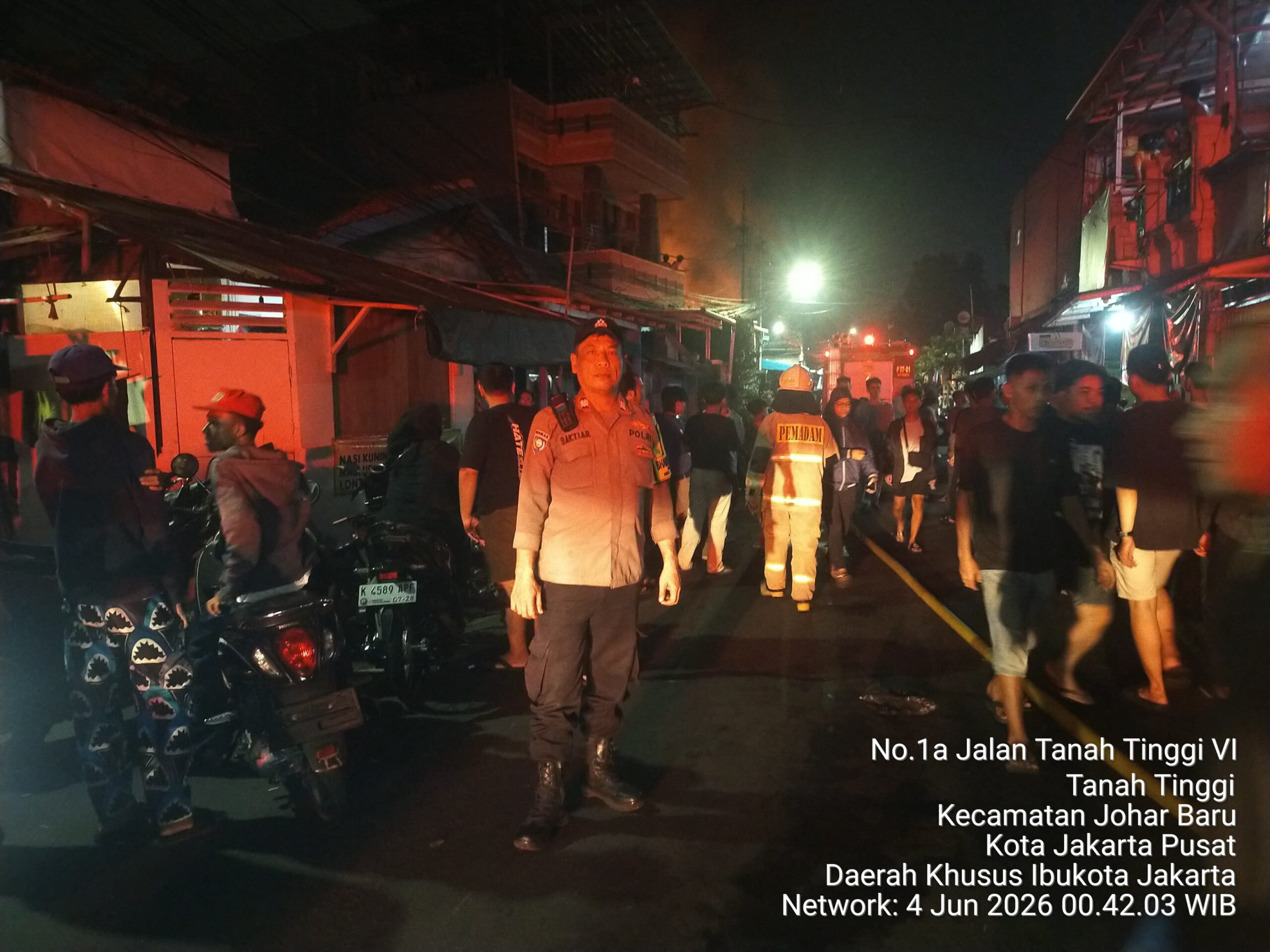 Gerak Cepat Tangani Kebakaran di Tanah Tinggi, Polsek Johar Baru Pastikan Keselamatan Warga