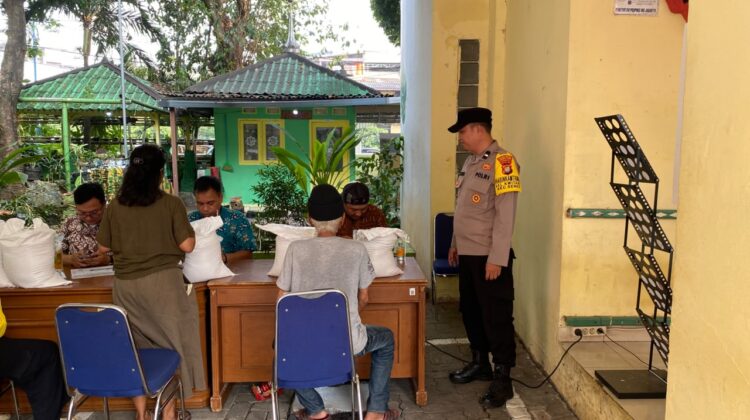 Distribusi Beras Bulog di Kwitang Dikawal Bhabinkamtibmas, Warga Terima Bantuan Pangan 2026