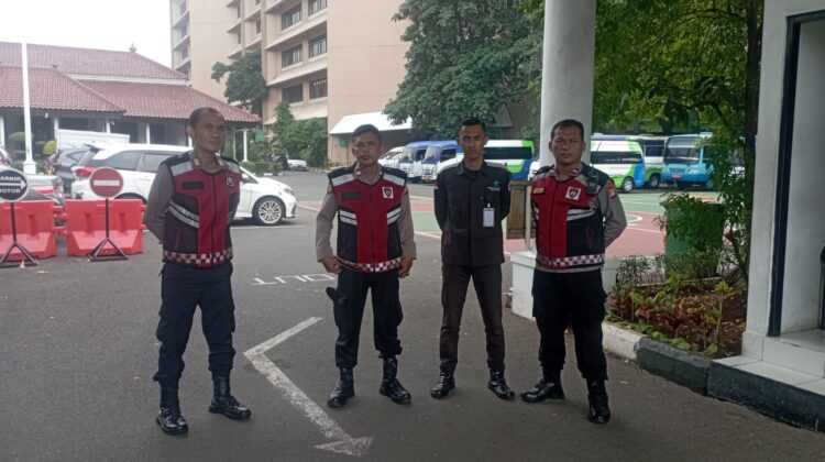 PERSONEL UNIT SAMAPTA POLSEK SENEN PATROLI DAN SAMBANG OBYEK VITAL DI KAWASAN SALEMBA