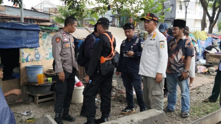 Pendataan Bangunan Liar di Sepanjang Rel Pasar Gaplok, PT KAI Daop 1 dan Kelurahan Kramat Sinkronkan Data Penghuni