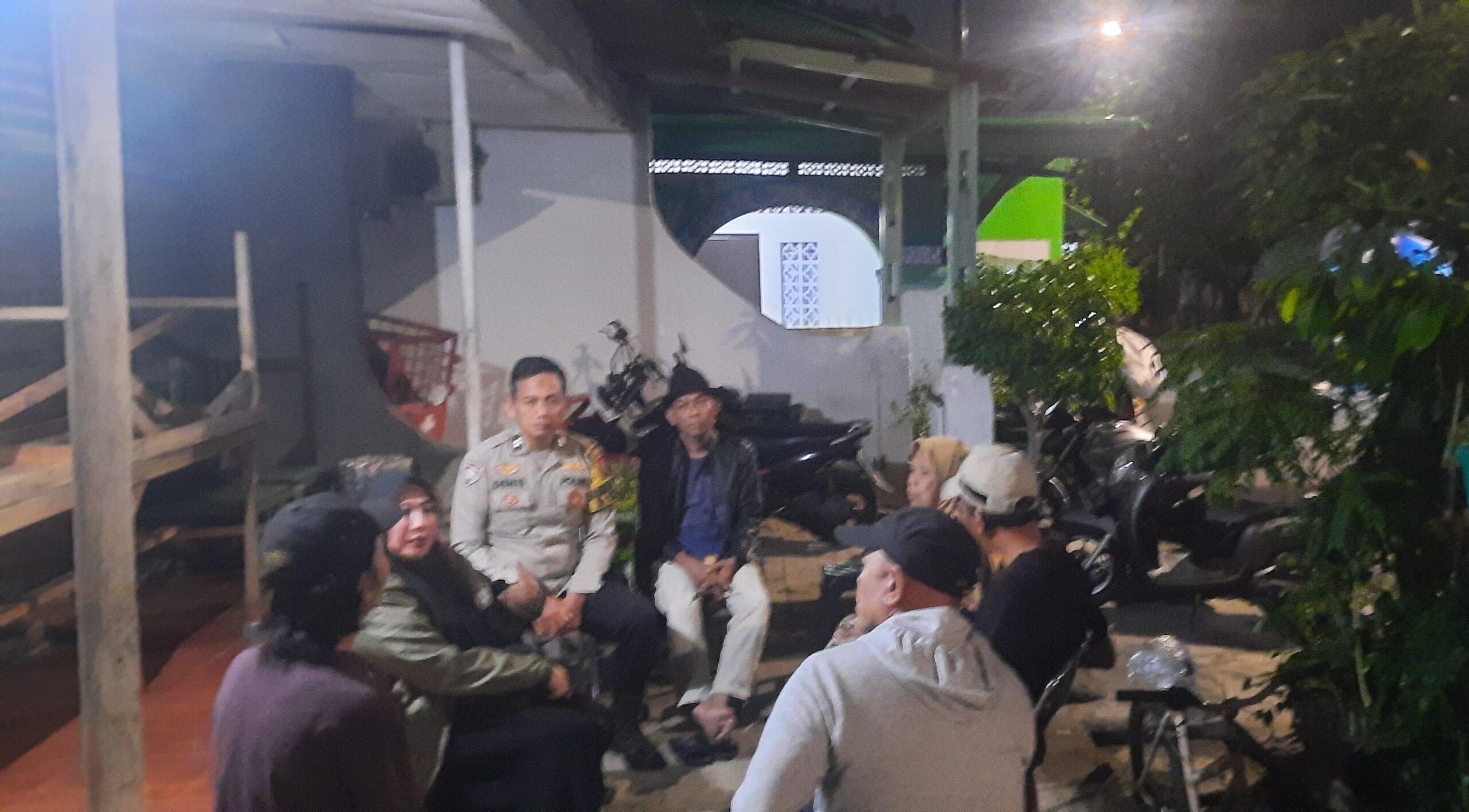 Polisi dan Warga RW 006 Kebon Melati Perkuat Siskamling Malam Hari