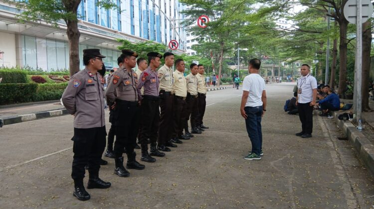 Polsek Metro Tanah Abang Laksanakan Pengamanan Unras Aliansi Mahasiswa dan Masyarakat Peduli Papua di Sahid Sudirman Center