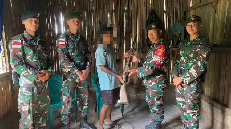 Yonarmed 12 Kostrad Terima Penyerahan Senjata Api dari Warga Perbatasan
