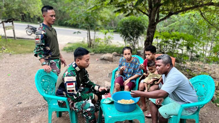 Dorong UMKM Warga Perbatasan, Satgas Pamtas Yonarhanud 2 Kostrad Edukasi Pembuatan Keripik Singkong