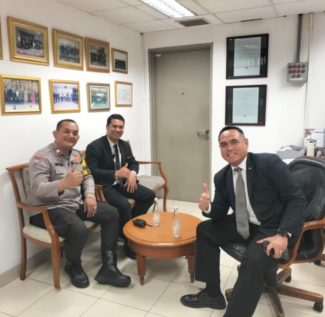 
					Bhabinkamtibmas Menteng dan Security Hotel Mandarin Perkuat Sinergi Kamtibmas