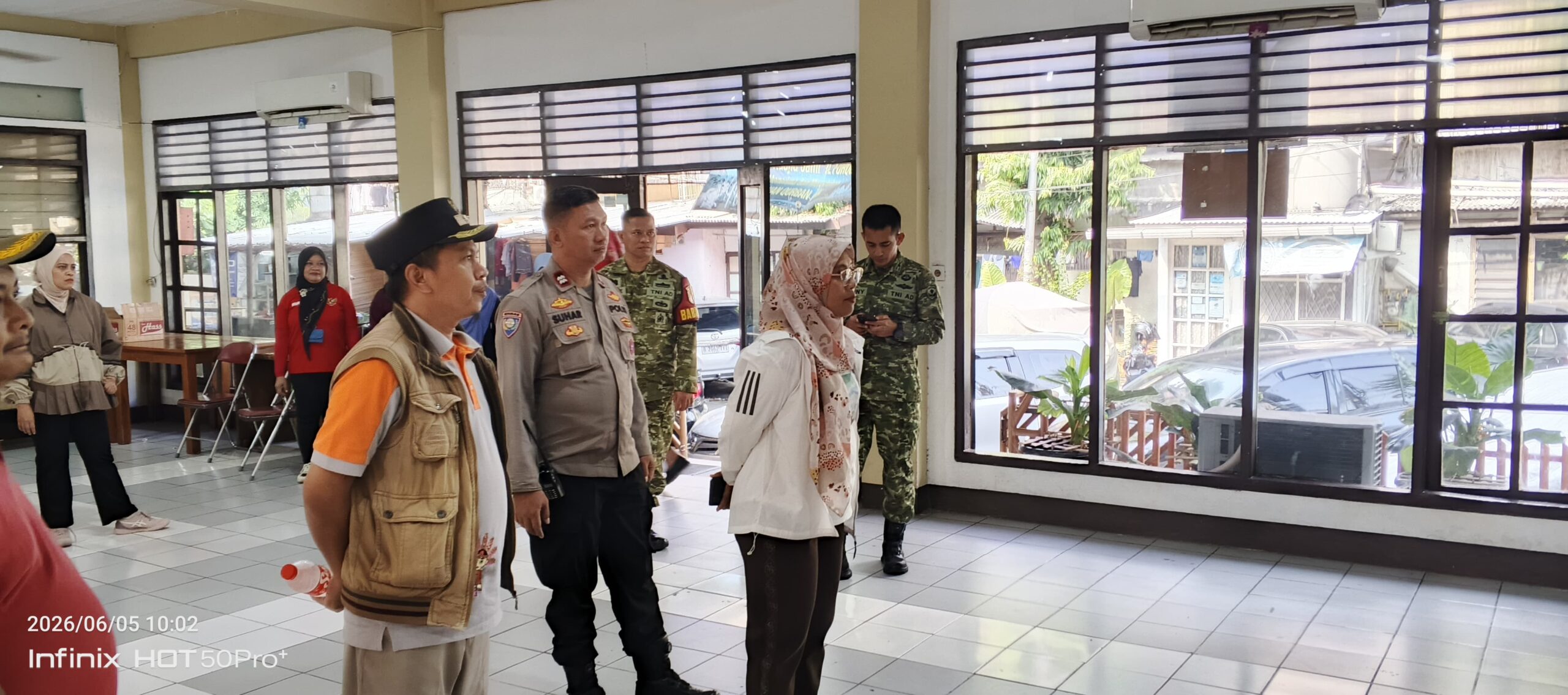 Tiga Pilar Kebon Kacang Dampingi Camat Tanah Abang Cek Lokasi Aula RW 01 Jelang Kunjungan Wali Kota Jakpus
