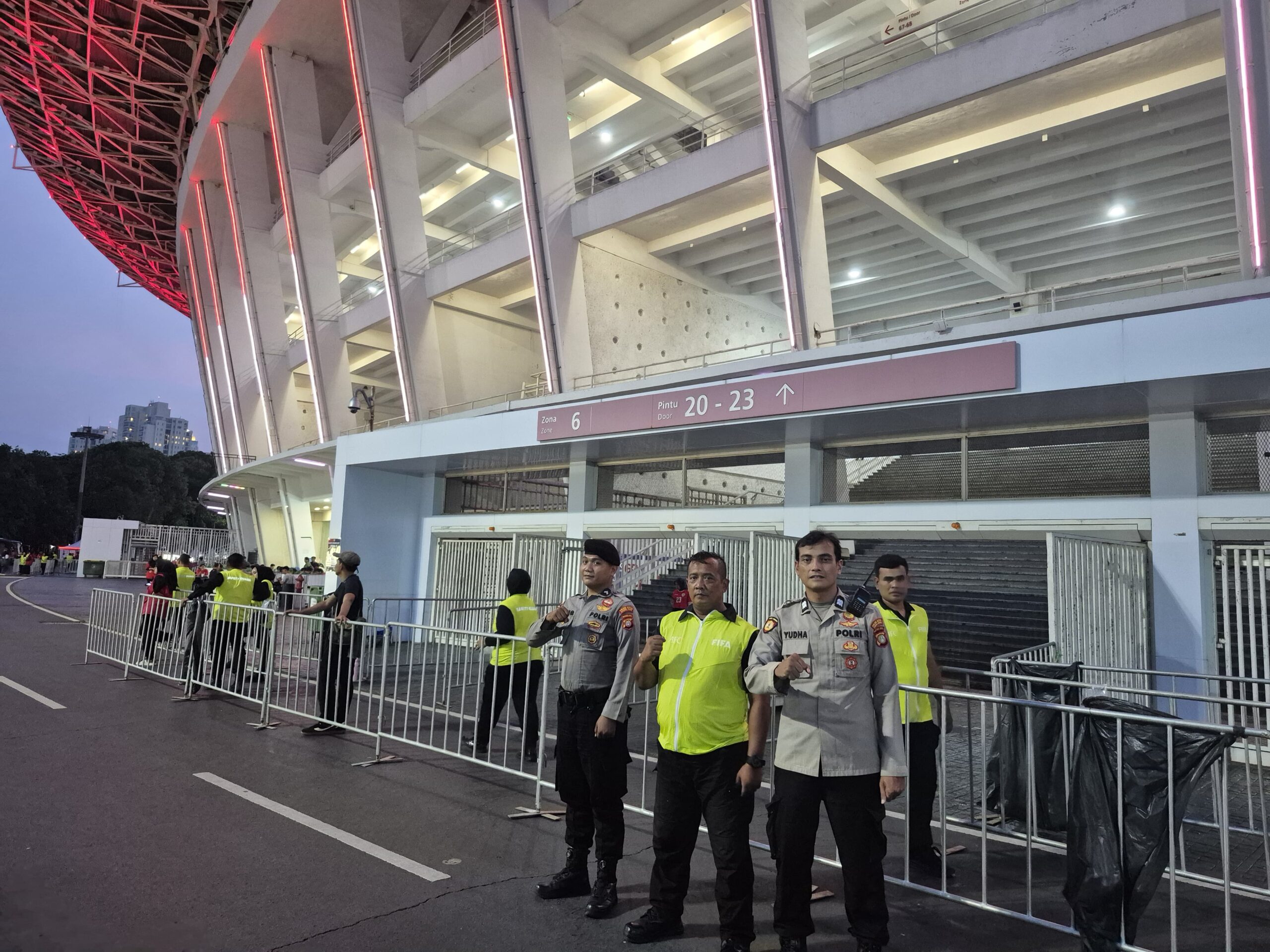 Polsek Metro Tanah Abang Kawal Pengamanan Zona 6 Laga Indonesia vs Oman di SUGBK