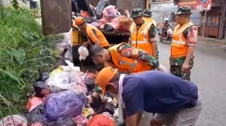 SATGAS SAMPAH KORAMIL 13/CISOKA BERSIHKAN TUMPUKAN SAMPAH DI DESA CISOKA