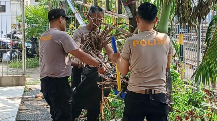 Polsek Senen Gelar Jumat Bersih, Personel Bersihkan Lingkungan Mako untuk Ciptakan Suasana Kerja Nyaman