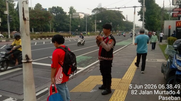 Polsek Senen Laksanakan Pengaturan Lalu Lintas di Simpang Carolus untuk Antisipasi Kepadatan
