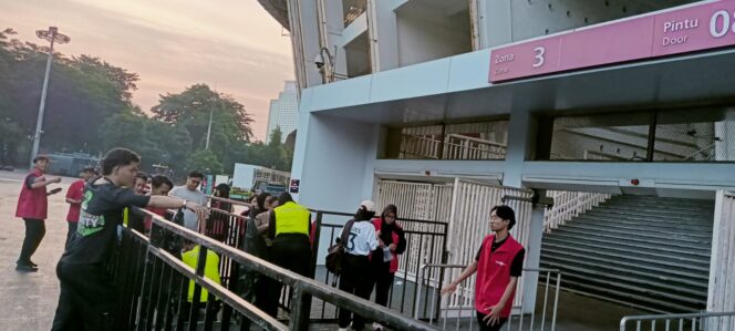 
					Personel Gabungan Laksanakan Pelayanan dan Pengamanan Pertandingan Indonesia vs Oman di Zona 3 SUGBK