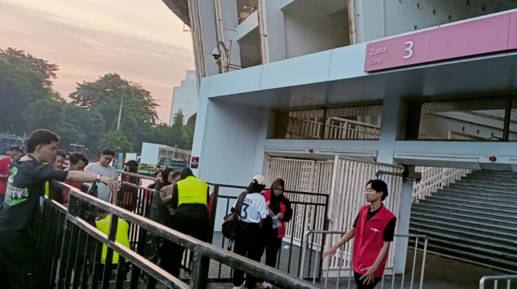 Personel Gabungan Laksanakan Pelayanan dan Pengamanan Pertandingan Indonesia vs Oman di Zona 3 SUGBK