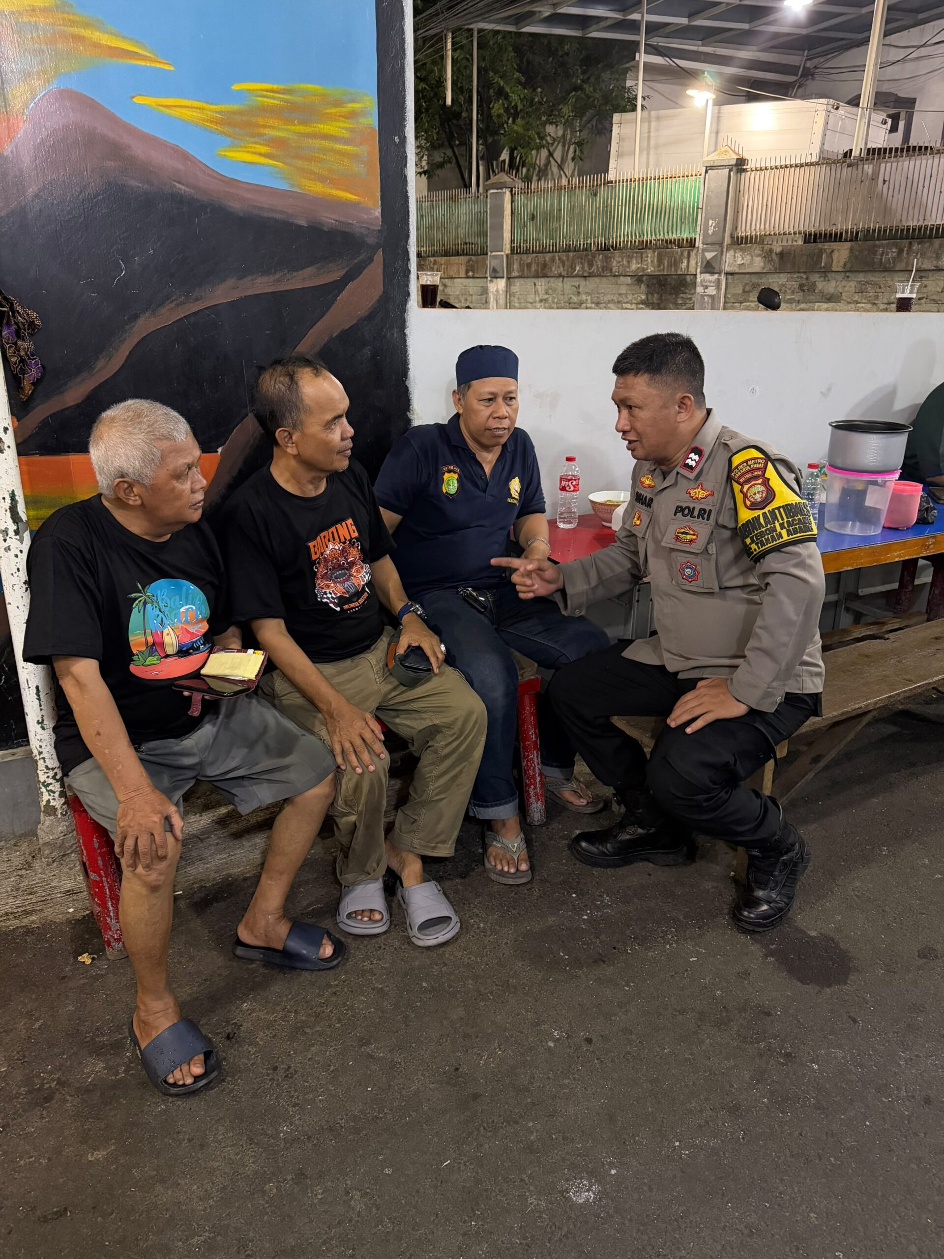 Bhabinkamtibmas Ajak Warga Berperan Aktif Mencegah Tawuran di Lingkungan Kebon Kacang