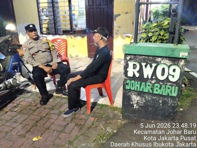 
					Sambangi Poskamling Tengah Malam, Polisi Ajak Warga Perkuat Siskamling dan Wajib Lapor Tamu 1×24 Jam