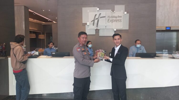 Bhabinkamtibmas Kebon Kacang Bagikan Brosur Himbauan Kamtibmas kepada WNA di Hotel Holiday Inn Express
