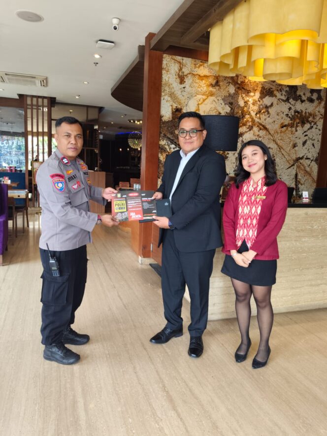 
					Bhabinkamtibmas Bendungan Hilir Bagikan Brosur Himbauan Kamtibmas kepada WNA di Hotel Sotis