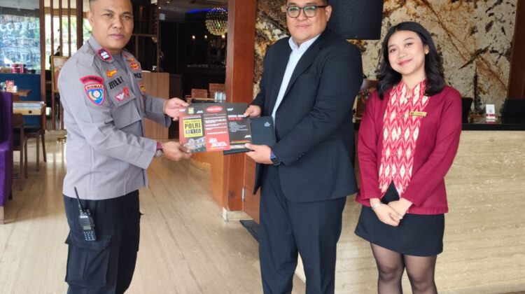 Bhabinkamtibmas Bendungan Hilir Bagikan Brosur Himbauan Kamtibmas kepada WNA di Hotel Sotis