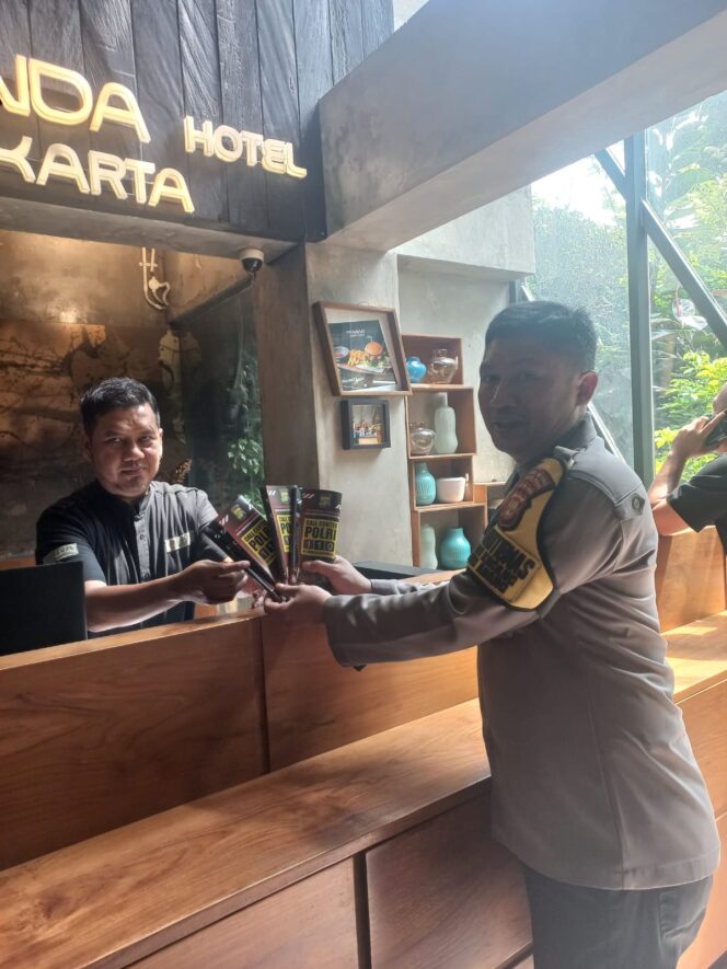 
					Bhabinkamtibmas Kebon Kacang Sosialisasikan Kamtibmas kepada WNA di Hotel Cosenda