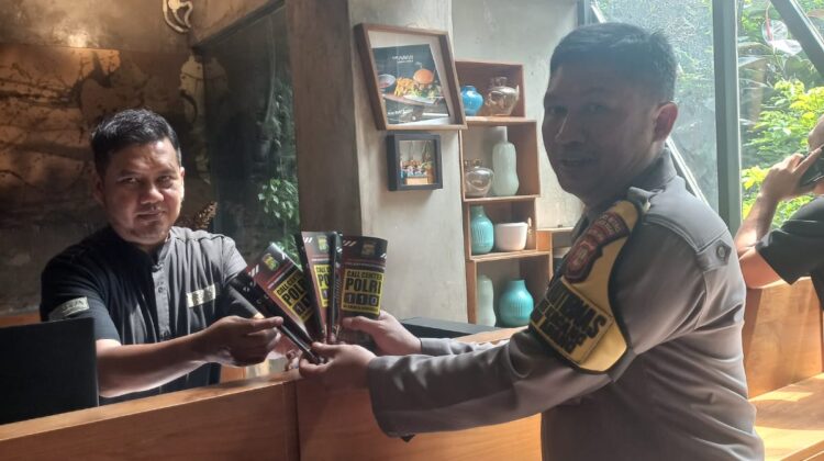 Bhabinkamtibmas Kebon Kacang Sosialisasikan Kamtibmas kepada WNA di Hotel Cosenda