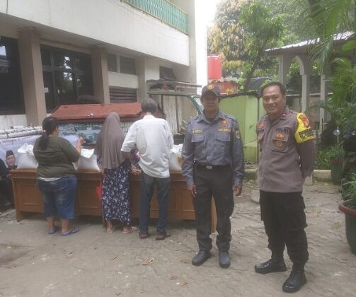 Hadir untuk Warga, Bhabinkamtibmas Cempaka Putih Barat Monitoring Penyaluran Bantuan Pangan Bulog