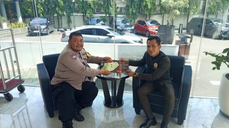 Bhabinkamtibmas Petamburan Bagikan Brosur Himbauan Kamtibmas untuk WNA di Hotel Blue Sky