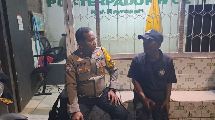 Perkuat Keamanan Lingkungan, Bhabinkamtibmas Rawasari Sambangi Pos Satkamling dan Ajak Warga Tingkatkan Kewaspadaan