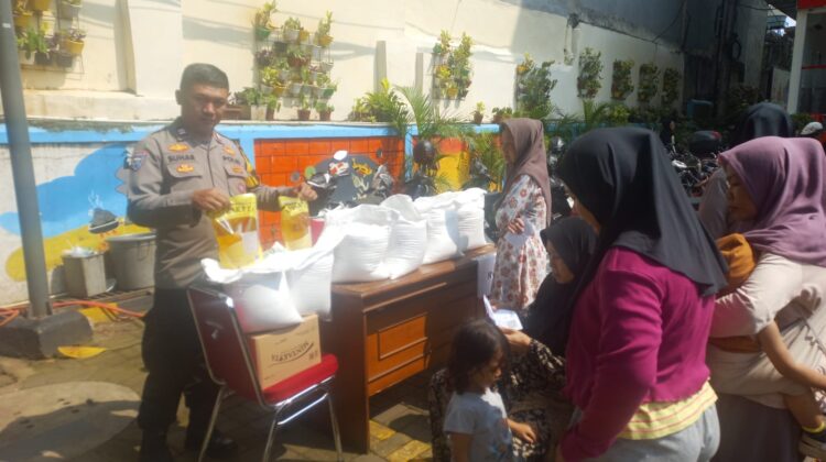 Bhabinkamtibmas Kawal Distribusi Bantuan Sosial untuk Warga Kelurahan Kebon Kacang